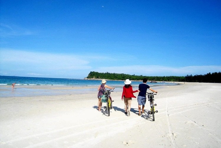 halong bay travel guide, travel guide halong 2023, what to do halong bay, when to go halong bay, travel halong, minh chau beach